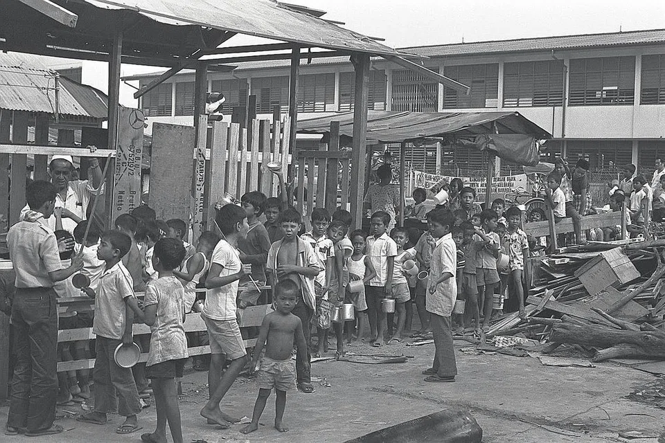 BERBEKAL mangkuk dan bakas lain dari rumah, kanak-kanak ini sabar menanti di pekarangan Masjid Aminah di simpang Jalan Labu dan Sims Avenue untuk mengambil bubur Ramadan, lama sebelum pengagihan bermula pada 6 petang, dalam gambar yang diambil pada 1972 ini.