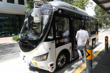 Pemerintah merancang mengerahkan kenderaan autonomi (AV) “secara agak meluas” dalam tempoh lima tahun mendatang, kata Pemangku Menteri Pengangkutan, Encik Jeffrey Siow. Gambar menunjukkan ujian khidmat bas privet tanpa pemandu di Science Park 2.