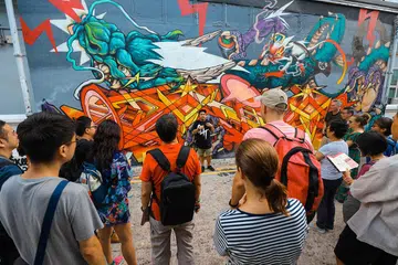 LAWATAN DI KAMPONG GLAM: Ditawarkan pada 2019 dan 2020, D'Tour kini mempersembahkan tarikan baru yang menerima sambutan yang baik khas untuk Pesta AliWALL. Pesta itu menyaksikan kumpulan seni pelukis jalanan, RSCLS, mendokumentasikan perubahan landskap yang penuh dengan seni grafiti dan mural. - Foto ACC