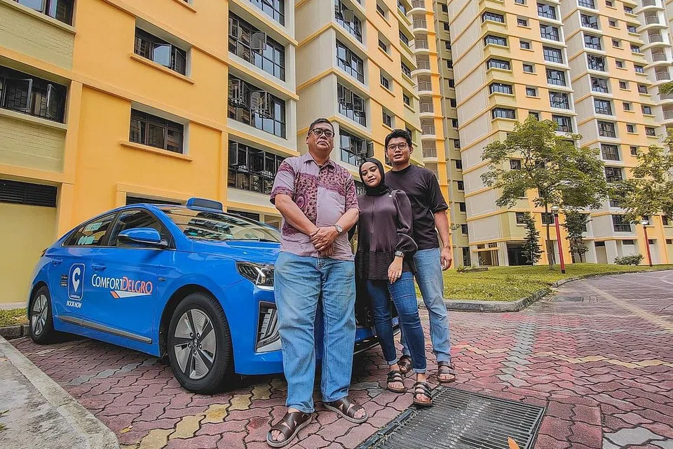 "TEKSI PENGANTIN": Pasangan pengantin baru Syarinah Sani dan Fahrul Razi Kamsani bersama Encik Abdul Aziz Talibak, yang meminjamkan teksinya buat dijadikan kereta pengantin - lengkap dengan beliau sebagai pemandu - pada majlis perkahwinan mereka Mac lalu. - Foto NUR DIYANA TAHA, COMFORTDELGRO / FACEBOOK