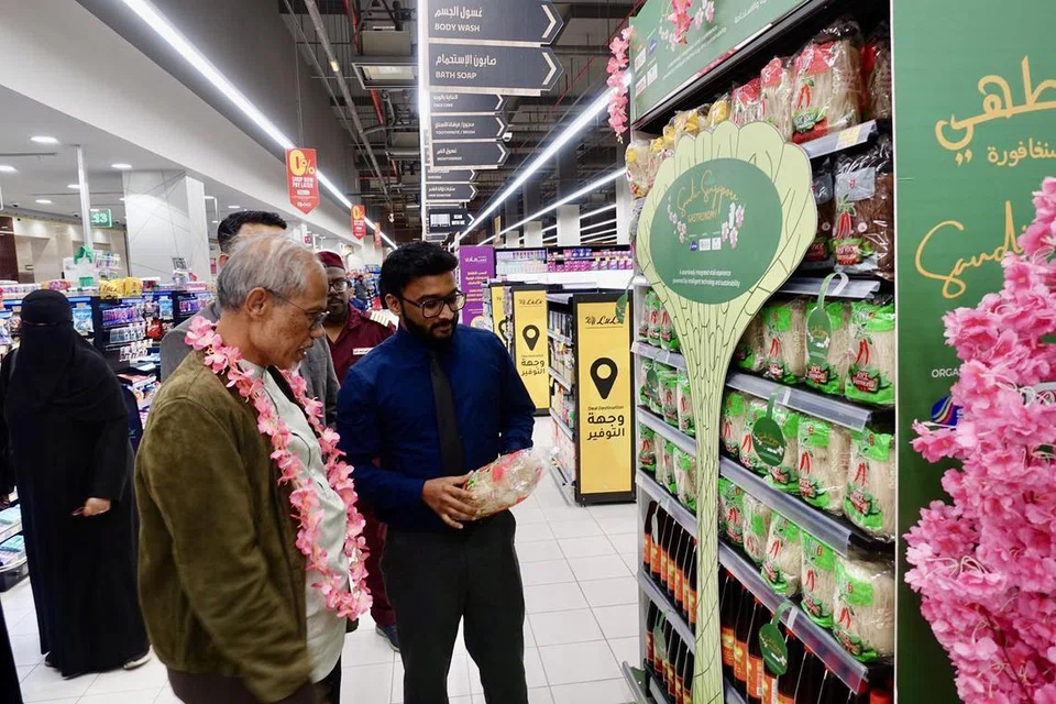 Di Jeddah, Encik Masagos (kiri) mengunjungi pasar raya Lulu Hypermarket yang kini menawarkan pelbagai produk dari Singapura, seperti mi hun dan rempah-ratus. Produk Singapura kini menembusi pasaran Arab Saudi hasil pengiktirafan bersama pensijilan halal dari kedua-dua negara.