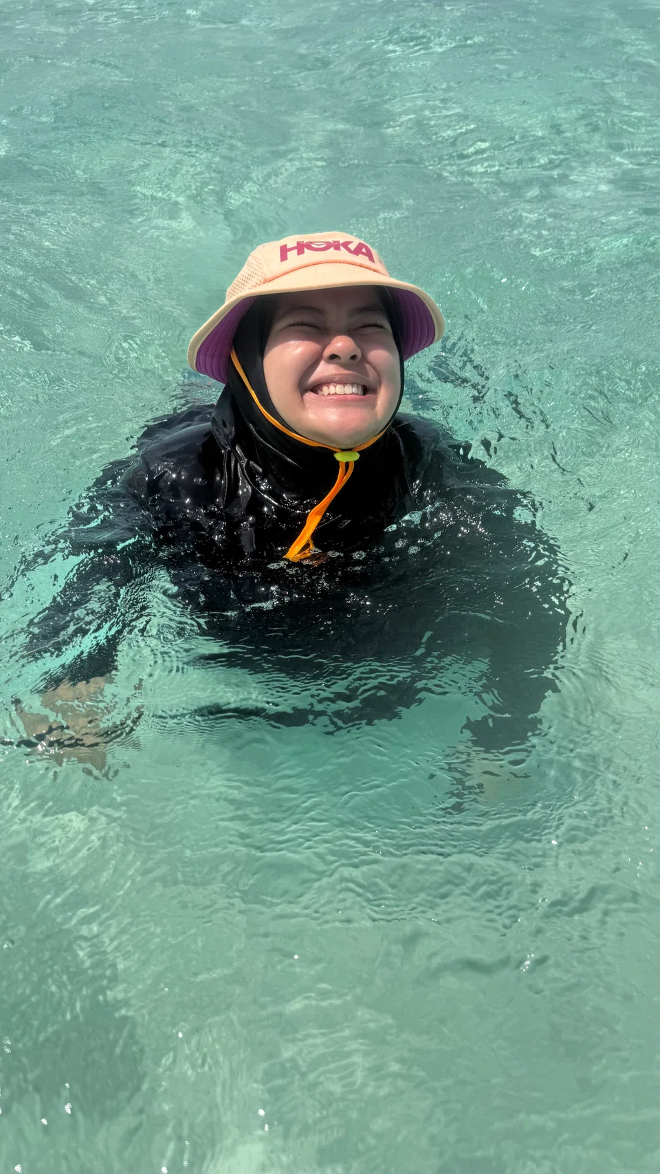 Penulis tidak dapat menyembunyikan kegembiraannya ketika berenang menikmati keaslian air laut yang jernih seumpama kristal.