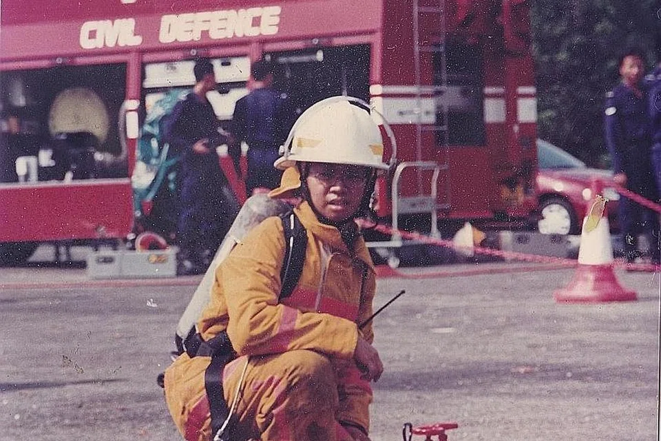 DULU DAN SEKARANG: Encik Raizan, 39 tahun, yang kini Timbalan Komander Batalion Penyelamat SCDF, menjalani Latihan Ketenteraan Asas (BMT) pada 1996 di SAF dan berjaya menjadi pegawai sebelum dipindahkan ke Balai Bomba Central sebagai pegawai Rota.