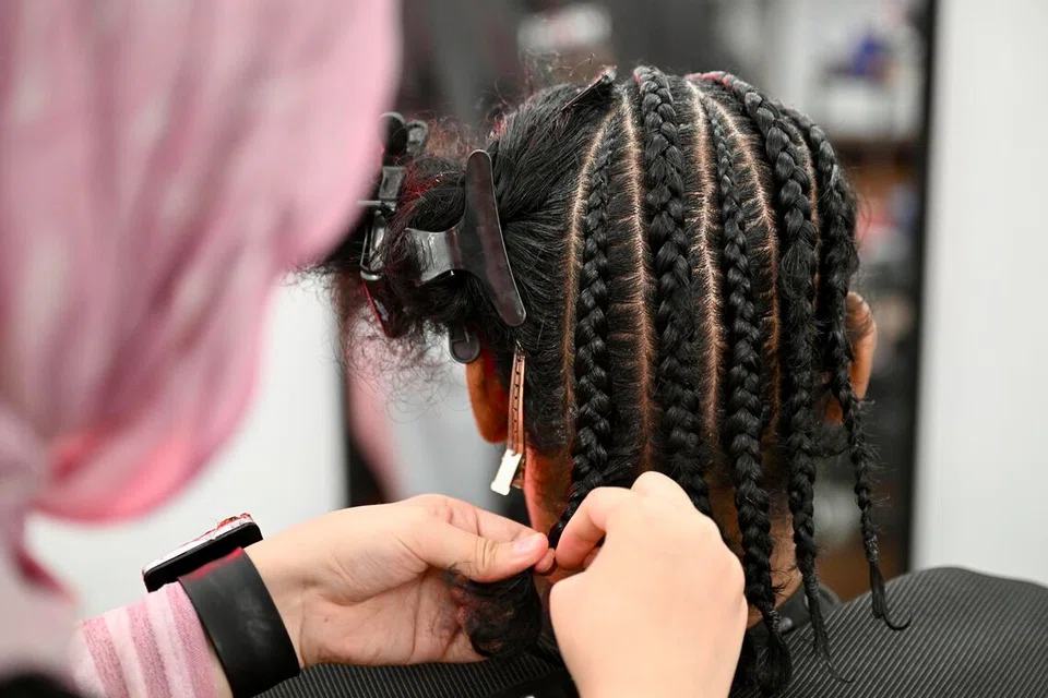 Cik Anisa mengambil masa sekitar tiga jam untuk menyelesaikan gaya dandanan ‘cornrows’ (anyaman rambut rapat ke kulit kepala dalam corak barisan) untuk pelanggannya. Khidmat ini berharga sekitar $200.