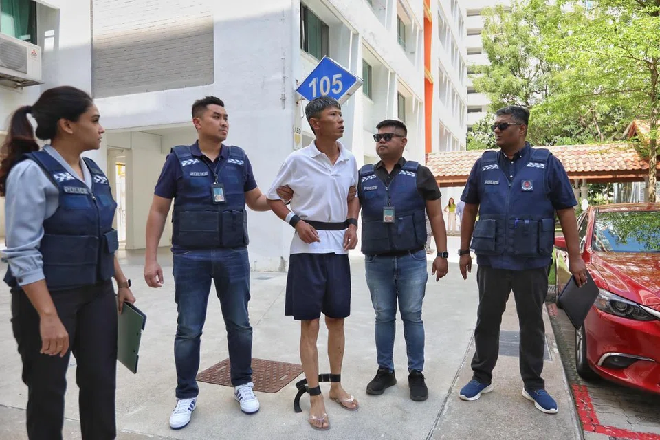 Liu Xuetao (baju-T putih) bersama Li Zhihao, didakwa di mahkamah pada 28 Januari dengan satu pertuduhan gangguan ‘Ah Long’.