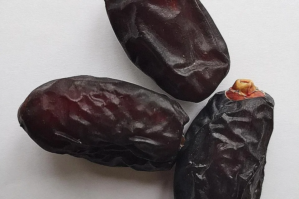 BERBUKA PUASA: Mulakan setiap hidangan dengan minum segelas air dan memakan buah sebelum mengambil makanan yang lebih berat seperti nasi atau roti. Inilah cara yang dianjurkan kita berbuka puasa - dengan segelas air dan buah (seperti buah kurma).