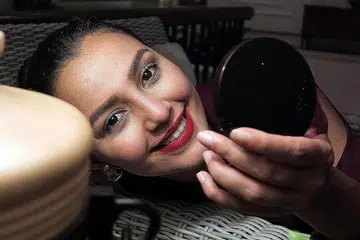 CITA-CITA TINGGI: Jadual jelitawan Malaysia, Juliana Evans, padat tahun depan dengan adanya penggambaran filem dan tawaran mengacara di dalam dan luar negara, selain menjalankan niaga aksesori di Instagram. - Foto NURUL AIN RAZALI 