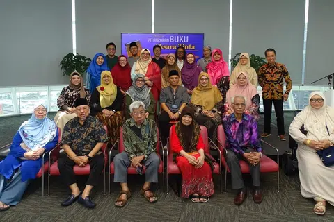 Ahli Jawatankuasa ASAS’50 bersama beberapa penulis Antologi Aksara Tinta