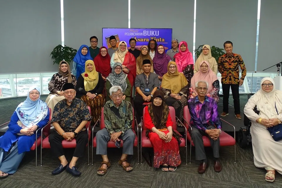 Ahli Jawatankuasa ASAS’50 bersama beberapa penulis Antologi Aksara Tinta