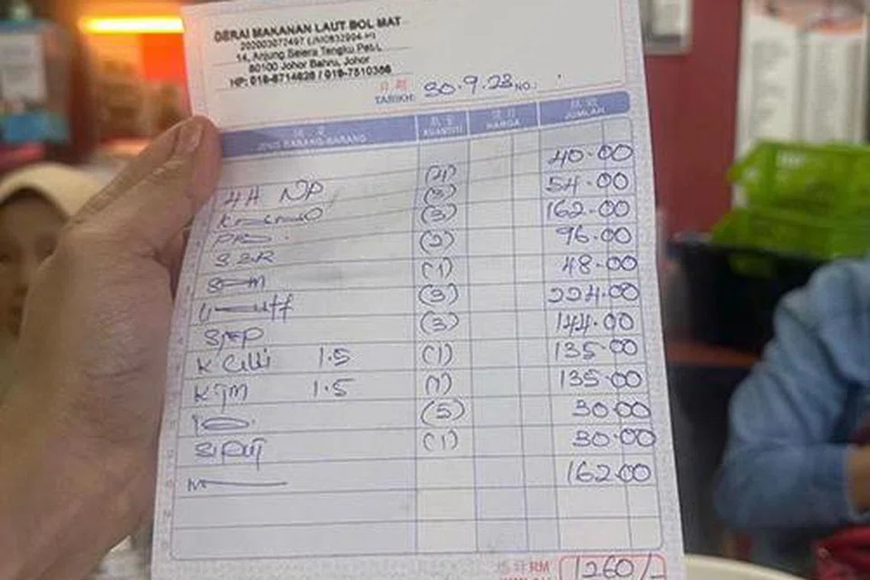 TIDAK PUAS HATI: Selebriti Ekin Rahmat, yang juga isteri kepada penyanyi dan penyampai radio, Mawi, berkongsi gambar resit selepas makan di sebuah kedai makanan laut di Johor Bahru pada 30 September lalu, yang menyebabkannya terkejut kerana didakwa dikenakan caj terlalu mahal.