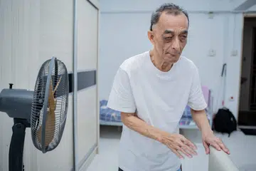 Encik Abdul Rahim Osman meraba-raba dalam kegelapan dan terpaksa berdikari sejak kehilangan penglihatannya.