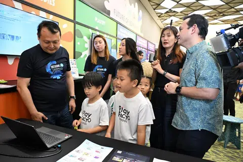 Pengarah Negara Pixlr, Encik Alex Chua (paling kiri); Pengurus Kanan SIRS, Cik Shermaine Wee (dua dari kanan) dan Menteri Negara Kanan (Pertahanan merangkap Kemampanan dan Sekitaran), Encik Zaqy Mohamad (paling kanan), di sidang media Raikan Ilmu 2025 di Safra Choa Chu Kang pada 27 Jun.