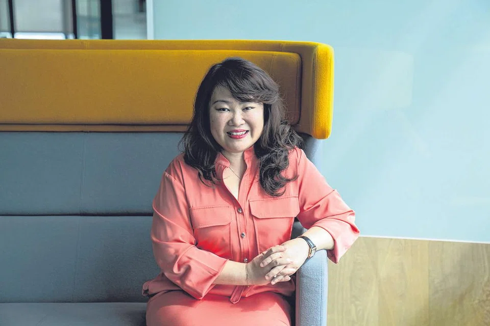 PIKUL TANGGUNGJAWAB: Cik Tanya Heng kekal bertugas di syarikat teknologi global, IBM, selama lebih 20 tahun kerana beliau mempunyai pelbagai peluang untuk membina kemahiran dan memikul tanggungjawab baru. - Foto SPH