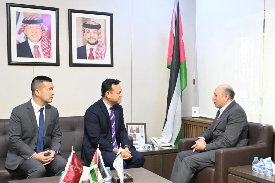 Menteri Negara Kanan (Pertahanan merangkap Tenaga Manusia), Encik Zaqy Mohamad (tengah), bertemu Setiausaha Agung Pertubuhan Amal Jordan Hashemite (JHCO), Dr Hussein Mohammad Al-Shebli, sambil ditemani Kolonel Alan Tan.