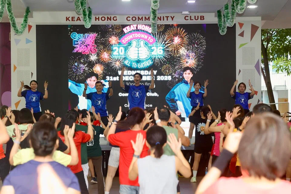 Para penduduk berkumpul di Keat Hong Square bagi menghitung detik Tahun Baru 2026 dengan pelbagai acara, termasuk tarian kardio.