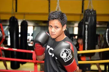 REKOD CEMERLANG: Ridhwan memenangi enam pertarungan profesionalnya sebelum ini dan berpeluang memenangi tali pinggang berprestij WBA Asia jika memenangi pertarungannya di acara anjuran Singapore Fighting Championship (SFC) pada Sabtu ini. - Foto fail