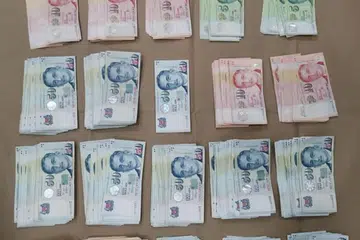 PENEMUAN WANG: Sejumlah wang yang ditemui setelah empat lelaki ditangkap kerana disyaki terlibat dalam kes rompakan bersenjata. - Foto PASUKAN POLIS SINGAPURA
