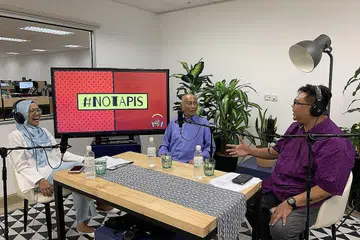 BUKA CERITA: Pelakon legenda Wahid Satay (tengah) mendedahkan kisah di sebalik filem Pontianak lakonan Maria Manado. - Foto BH oleh SITI AISYAH NORDIN