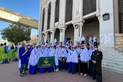 GAMBAR KENANGAN: Jemaah Noor Mohamad Services & Travel Pte Ltd bergambar di hadapan Masjid Namirah, Arafah, pada musim haji lepas.