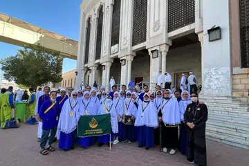GAMBAR KENANGAN: Jemaah Noor Mohamad Services & Travel Pte Ltd bergambar di hadapan Masjid Namirah, Arafah, pada musim haji lepas.