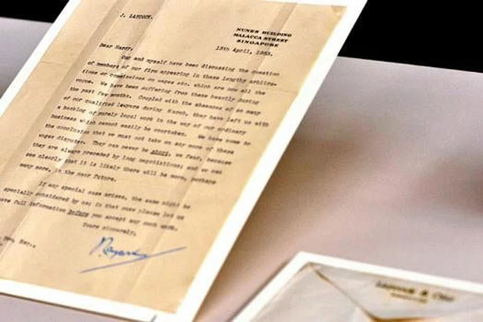 SURAT 'AMARAN': Surat daripada Encik John Laycock kepada mendiang Encik Lee, bertarikh 1953, setahun selepas mogok posmen. Dalam catatannya di Facebook mengenai surat tersebut, Perdana Menteri Lee Hsien Loong berkata: "Bos bapa saya mengadu beliau menghabiskan terlalu banyak masa mengenai pertikaian gaji. Beliau tidak boleh lagi menerima sebarang kerja serupa itu, tanpa persetujuan khusus daripada Laycock and Ong!'.'