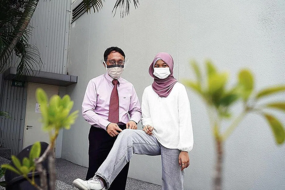 JALANI PEMBEDAHAN SELAMA LIMA JAM: Cik Nur Insyirah Muhd Ansar terpaksa menjalani pembedahan setelah tempurung lututnya terkehel sebanyak dua kali. Menurut Profesor James Hui, Ketua Jabatan Pembedahan Ortopedik dan Perunding Kanan di Bahagian Pembedahan Ortopedik Pediatrik di Hospital Universiti Nasional (NUH) (kiri), dalam kalangan kanak-kanak dan remaja, tempurung lutut terkehel biasanya berlaku semasa kegiatan sukan atau menari - misalnya, disebabkan oleh impak atau perubahan arah kaki secara tiba-tiba ketika kaki dijejak di tanah. - Foto NUH