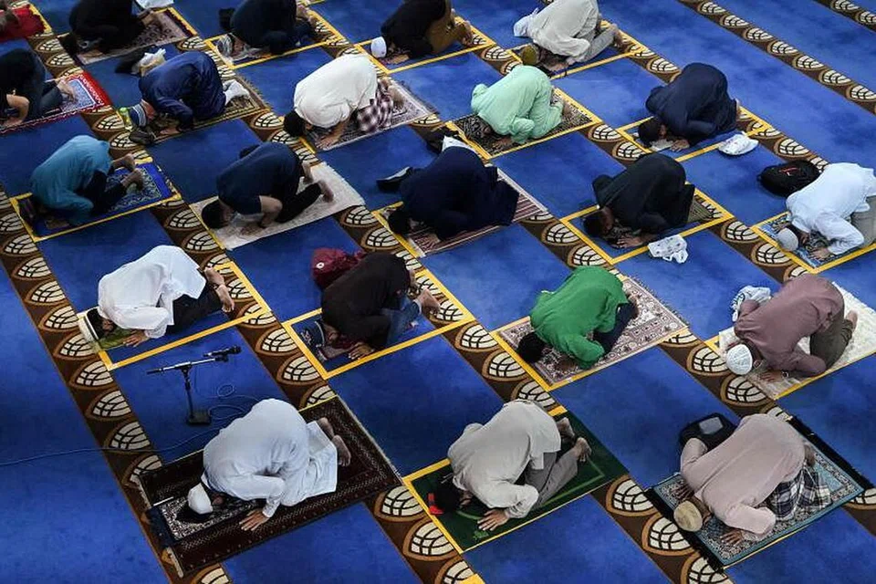 TEMPAHAN RUANG SEGERA TERISI: Sehingga 1.15 petang tadi (Isnin, 27 Julai), kesemua 8,790 ruang solat bagi Hari Raya Aidiladha sudah cepat terisi hanya selepas 15 minit setelah pendaftaran dibuka pada 1 petang menerusi aplikasi MuslimSG. - Foto AFP