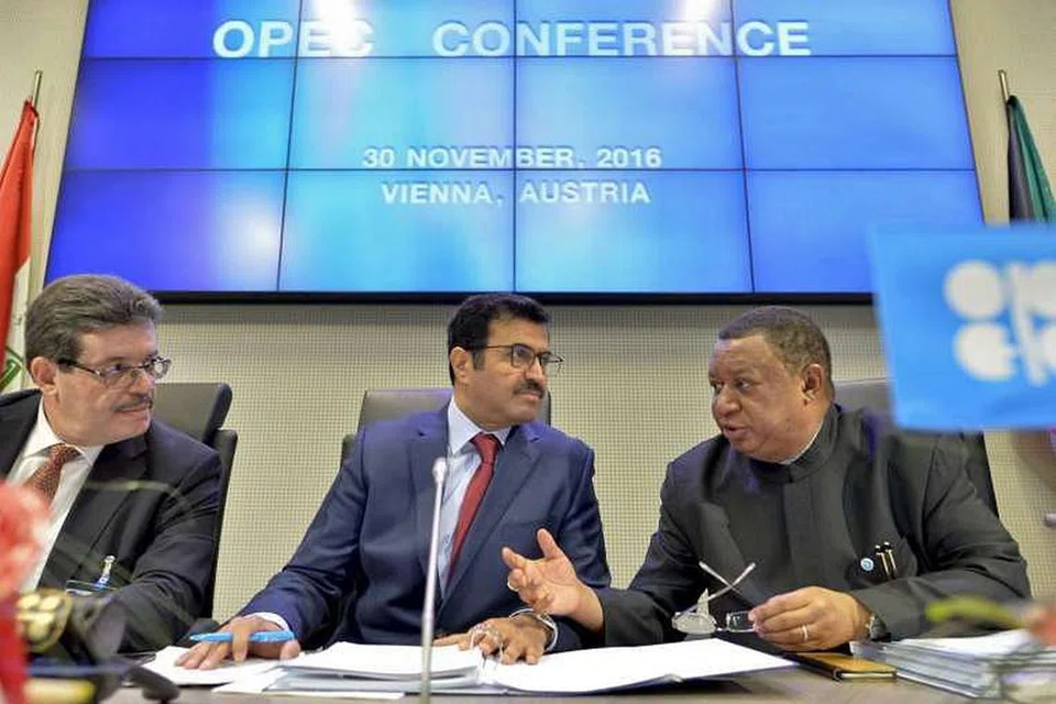 Setiausaha agung Opec dari Nigeria, Encik Mohammed Barkindo (kanan), pengerusi Lembaga Gabenor Opec dari Algeria, Encik Mohamed Hamel (kiri) dan presiden Opec, Encik Mohammed bin Saleh al-Sada, di mesyuarat pertubuhan itu di ibu pejabatnya di Vienna, Austria, pada 30 Nov 2016. 