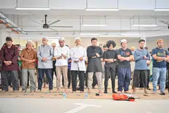 SOLAT HAJAT: Jemaah di Masjid Khalid bersama-sama menunaikan solat Hajat yang dipimpin oleh Ustaz Abdul Fattah Rahman pada Jumaat.