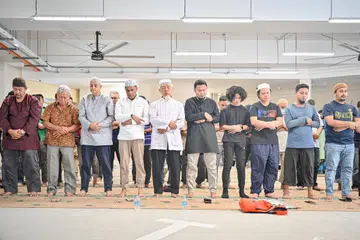 SOLAT HAJAT: Jemaah di Masjid Khalid bersama-sama menunaikan solat Hajat yang dipimpin oleh Ustaz Abdul Fattah Rahman pada Jumaat.