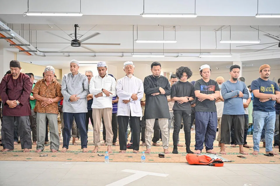 SOLAT HAJAT: Jemaah di Masjid Khalid bersama-sama menunaikan solat Hajat yang dipimpin oleh Ustaz Abdul Fattah Rahman pada Jumaat.