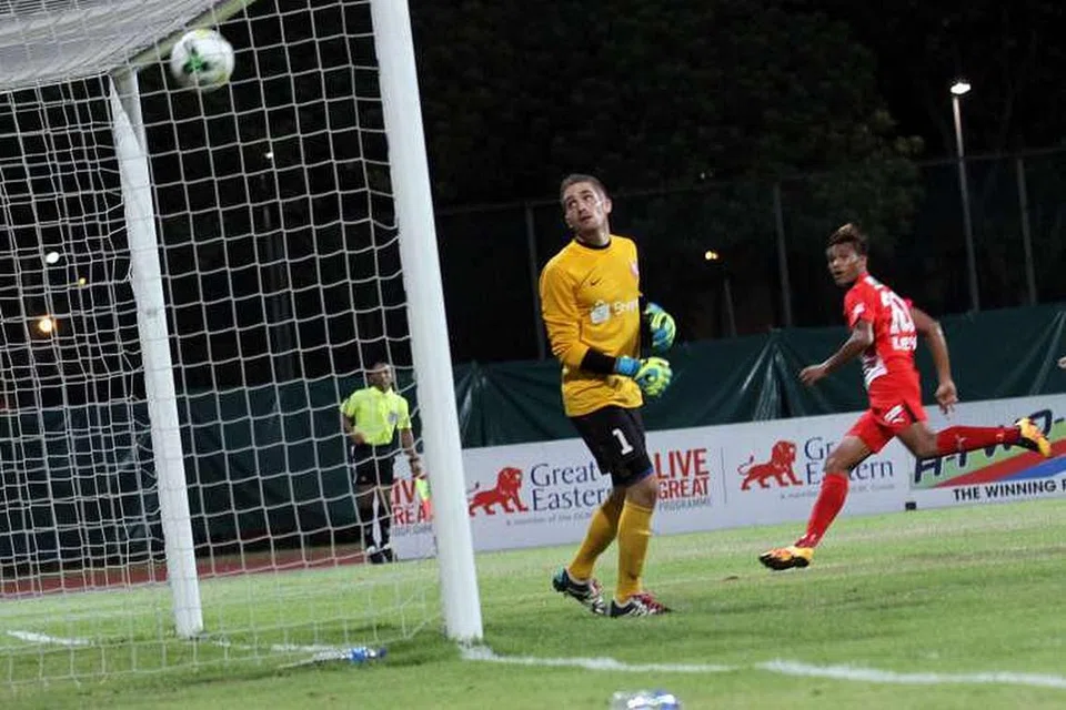 Penjaga gol Lions Young, Benjamin Bertrand, hanya dapat melihat tanpa berdaya selepas tandukan Khairul Nizam menewaskannya dan menambahkan jaringan Home, yang menang 4-1 dalam perlawanan Liga S di Stadium Bishan pada Khamis (17 Mac).