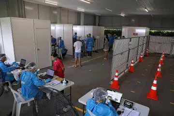 OPERASI UJIAN: Penduduk Blok 325A Sumang Walk dan mereka yang pernah mengunjungi blok itu menanti giliran untuk menjalani ujian swab mereka semalam selepas lapan kes dikesan di blok itu. - Foto KEVIN LIM