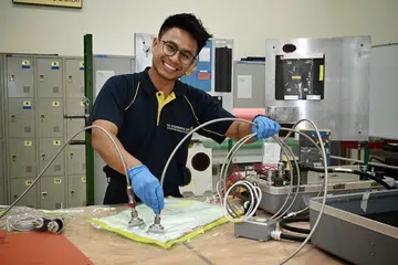 NIKMATI KERJA: Encik Muhammad Noor Hakeem, yang kini seorang jurutera pesawat pelatih, berkata program bersepadu kerja sambil belajar (IWSP) memperkukuh apa yang dipelajarinya dalam program sarjana muda SIT. - Foto BH oleh KHALID BABA