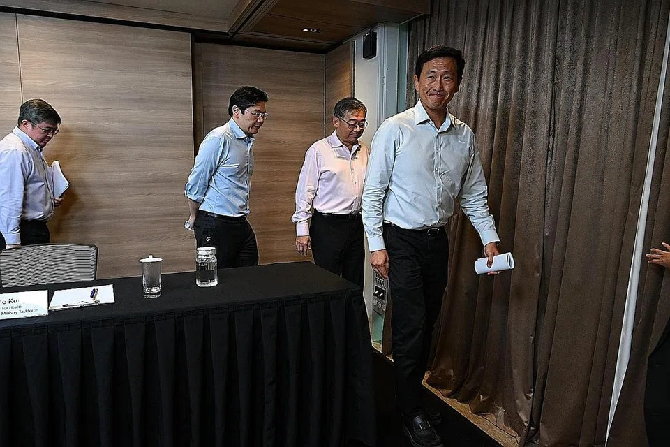 SIDANG TERAKHIR:(Dari kiri) Pengarah Khidmat Perubatan Kementerian Kesihatan, Profesor Kenneth Mak; Timbalan Perdana Menteri, Encik Lawrence Wong; Menteri Perdagangan dan Perusahaan, Encik Gan Kim Yong; dan Menteri Kesihatan, Encik Ong Ye Kung di sidang media MTF terakhir semalam. - Foto ST