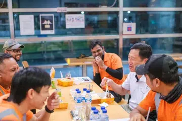 PENGHARGAAN BUAT PENGORBANAN PEKERJA: Encik Ong Ye Kung (dua dari kanan) bersembang sambil bersahur dengan pekerja Islam di SBS Transit Ltd yang menyenggara kereta api di Depoh Sengkang pada awal pagi Sabtu (17 April). - Foto-foto FACEBOOK ONG YE KUNG