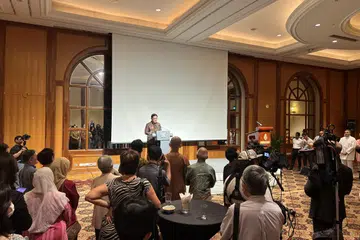 SAMBUT KEHARMONIAN AGAMA: Timbalan Perdana Menteri Encik Heng Swee Keat memberi ucapan kepada sekitar 100 hadirin semasa majlis sambutan ulang tahun ke-74 Pertubuhan Antara Agama (IRO) di Kelab Raffles Town malam Isnin. 