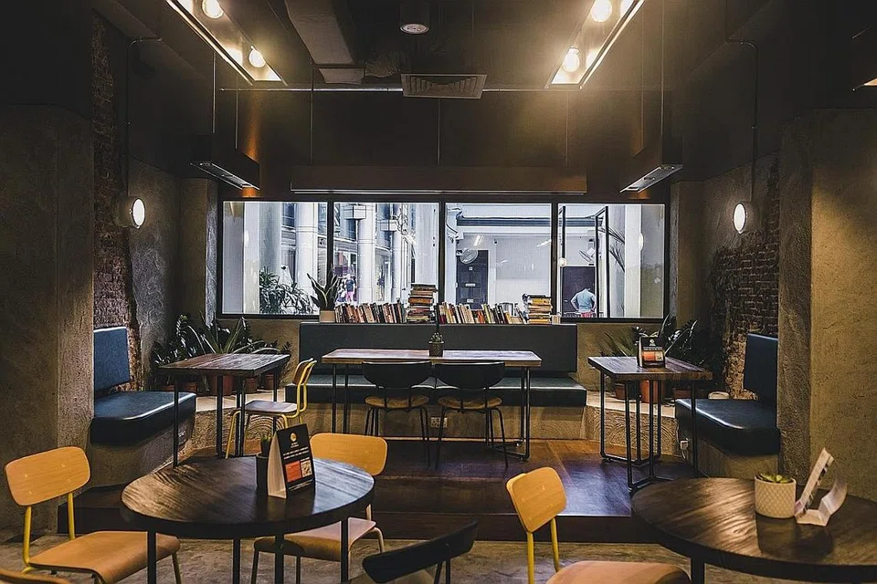 SAMBIL HIRUP KOPI: Genius Central Singapore di Amoy Street menawarkan promosi sehingga 31 Julai ini, yang membolehkan pelanggan membayar $18++ untuk menggunakan kafe itu sebagai ruang bekerja selama lapan jam antara 8 pagi dengan 8 malam. - Foto GENIUS CENTRAL SINGAPORE 