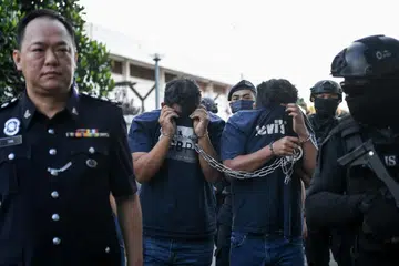 Tertuduh Mazuan Hanafi, 38 tahun, dan anak saudaranya Muhd Asyraf Idris, 26 tahun, didakwa di Mahkamah Majistret atas tuduhan membunuh pesara pegawai kewangan Felcra, Encik Sabari Baharom,  pada 4 September.