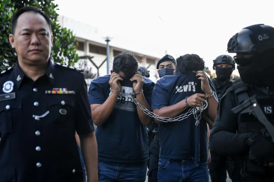 Tertuduh Mazuan Hanafi, 38 tahun, dan anak saudaranya Muhd Asyraf Idris, 26 tahun, didakwa di Mahkamah Majistret atas tuduhan membunuh pesara pegawai kewangan Felcra, Encik Sabari Baharom,  pada 4 September.