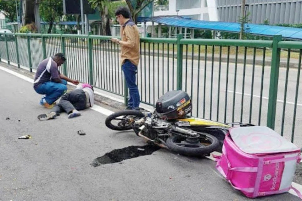 NAHAS DI BALESTIER: Encik Muhammad Noor Hidayat yang terbaring di jalan raya dekat motosikalnya yang terjatuh menyusuli satu nahas jalan raya di Balestier kini beransur pulih.