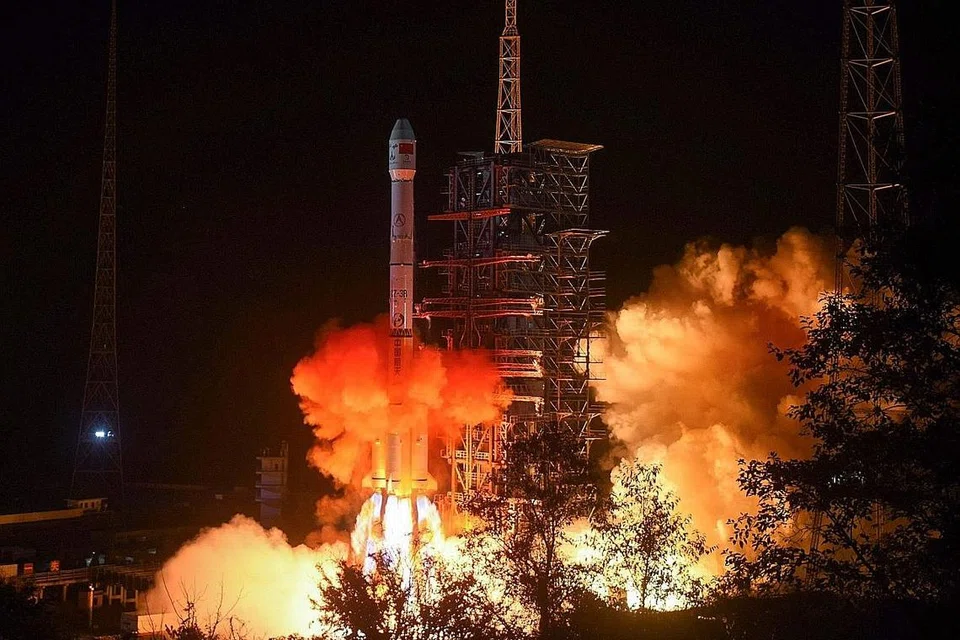 3... 2... 1...: Gambar yang dirakamkan pada 8 Disember 2018 menunjukkan roket 'Long March 3B' yang membawa perayau bulan, Chang'e-4, berlepas dari pusat pelepasan di Xichang di barat daya wilayah Sichuan, China. - Foto: AFP