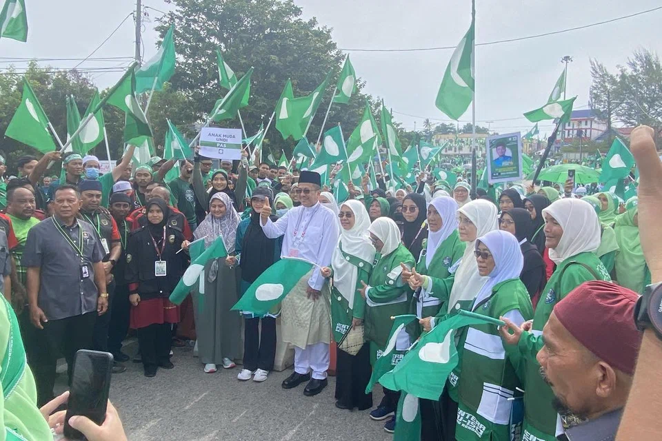 DAPAT SOKONGAN PADU: Menteri Besar sementara Terengganu, Datuk Seri Dr Ahmad Samsuri Mokhtar (tengah, berbaju Melayu putih), bertemu ribuan penyokong PN-PAS yang menanti beliau selepas penyerahan borang pencalonan di Pusat Penamaan Calon di Pejabat Daerah dan Tanah Marang pada pagi Sabtu.