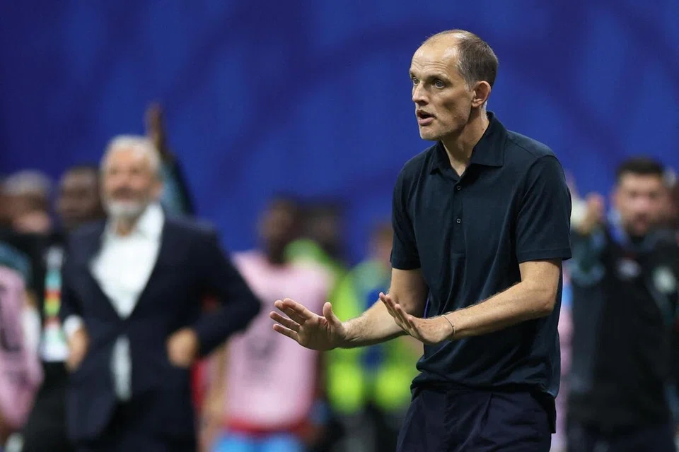 Jurulatih England, Thomas Tuchel, memberi arahan kepada anak didiknya semasa perlawanan Piala Dunia 2026 menentang DR Congo di Stadium Atlanta di Georgia, Amerika Syarikat pada 1 Julai. Tuchel menerima £5.06 juta setahun, sekali gus meletakkan beliau di tangga kedua jurulatih dengan pendapatan tertinggi di Piala Dunia 2026.