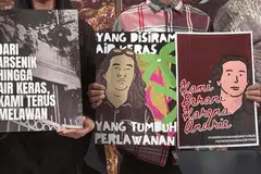 Aktivis daripada Pasukan Advokasi untuk Demokrasi (TAUD) memegang poster sebagai tanda sokongan kepada Andrie Yunus dalam satu sidang media di pejabat YLBHI di Menteng, Jakarta Pusat pada 16 Mac 2025.