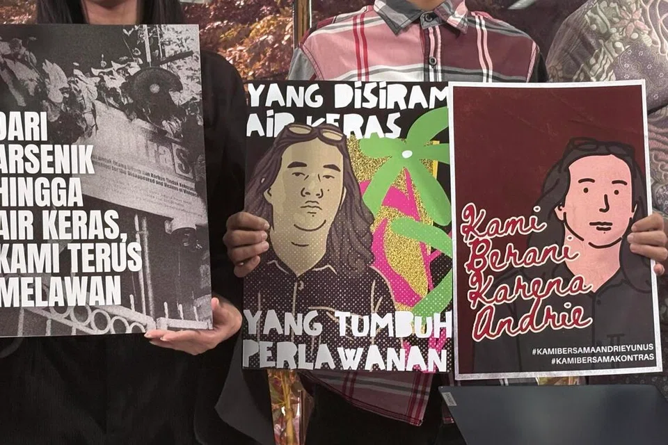 Aktivis daripada Pasukan Advokasi untuk Demokrasi (TAUD) memegang poster sebagai tanda sokongan kepada Andrie Yunus dalam satu sidang media di pejabat YLBHI di Menteng, Jakarta Pusat pada 16 Mac 2025.