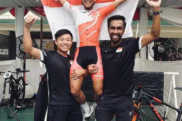 JUARA ASIA: Riyadh (tengah) didukung rakan sepasukan Jonathan Tan (kiri) dan pengurus Junaidi Hashim (kanan) selepas menjuarai acara Cross-Country Eliminator (XCE) di Kejohanan Lumba Basikal Urban Asia 2019 di Jakarta, Ahad lalu. - Foto Ihsan RIYADH HAKIM LUKMAN
