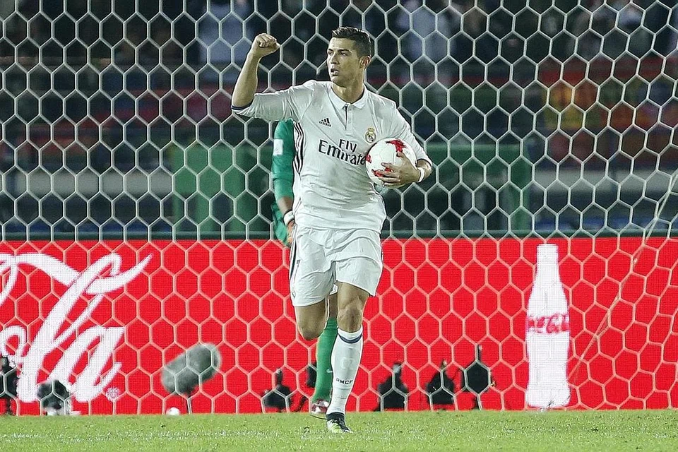 YANG TERBAIK: Penyerang Portugal dan Real Madrid, Cristiano Ronaldo, yang memenangi pemain terbaik dalam Anugerah Bola Sepak Dunia Ketujuh di Dubai kelmarin, kelihatan dalam gambar ini selepas menjaringkan gol kedua Real Madrid ke atas Kashima Antlers pada final Piala Dunia Kelab Persekutuan Persatuan Bola Sepak Antarabangsa (Fifa) pada pertengahan bulan ini. - Foto REUTERS