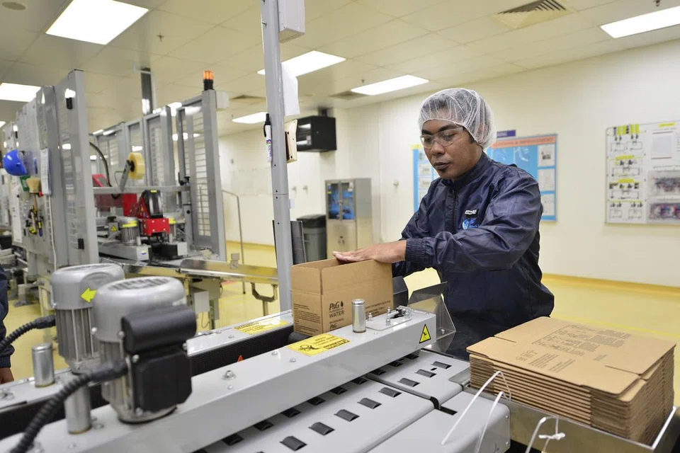 MENJADI KETUA: Encik Ahmad Faizal kini mengetuai pasukan membungkus selepas jalani latihan enam bulan di Filipina.