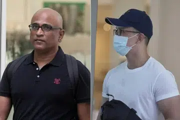 Shawn Loo Zhi Jian (kanan) didakwa mengatur satu pertemuan bersama Encik M. Ravi untuk ambil methamphetamine di sebuah flat di Upper Boon Keng Road pada 24 Disember.